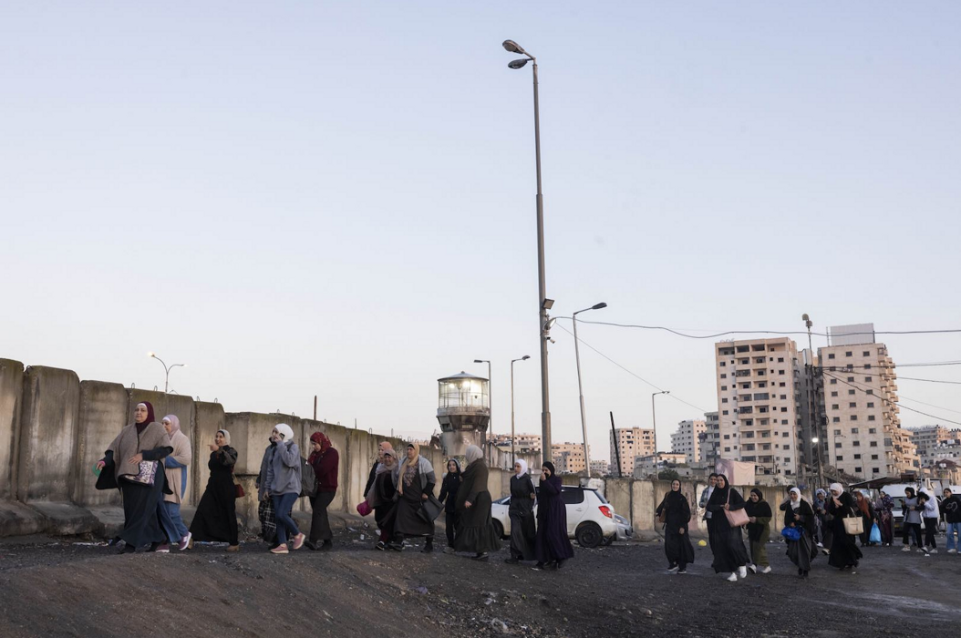 ActiveStills / Oren Ziv: People waiting to cross the Qalandiya checkpoint between the West Bank and Jerusalem